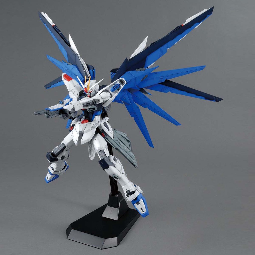 MG 1/100 Freedom Gundam Ver. 2.0